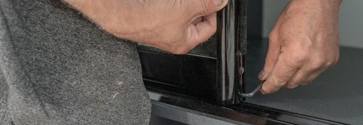 Person montiert eine Tür mit Inbusschlüssel